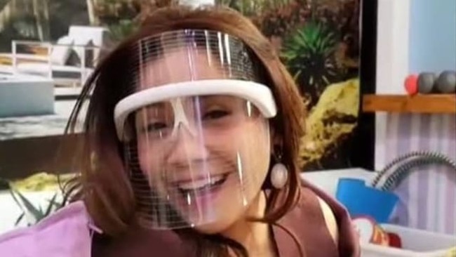 Face shield Nagita Slavina ini bukan sekadar untuk menghalau virus Corona. Produk yang dinamai LED Face Shield ini diklaim punya manfaat untuk kecantikan wajah, salah satunya mencegah jerawat. (Foto: Instagram)