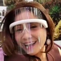 Face shield Nagita Slavina ini bukan sekadar untuk menghalau virus Corona. Produk yang dinamai LED Face Shield ini diklaim punya manfaat untuk kecantikan wajah, salah satunya mencegah jerawat. (Foto: Instagram)