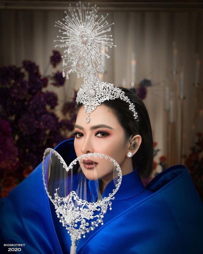 Bak menghadiri pesta topeng, Syahrini memakai face shield bergaya klasik dengan gagang untuk dipegang. (Foto: Instagram)