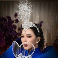 Bak menghadiri pesta topeng, Syahrini memakai face shield bergaya klasik dengan gagang untuk dipegang. (Foto: Instagram)