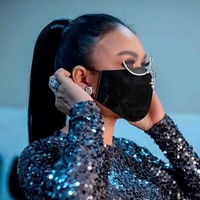 Face shield pilihan Yuni Shara mirip seperti kacamata. Untuk memaksimalkan keamanan, ia memadukannya dengan masker. (Foto: Instagram)