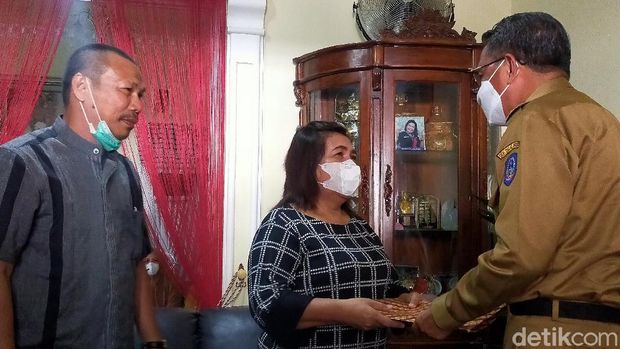 Gubernur Sulsel Nurdin Abdullah saat mengunjungi rumah penumpang Sriwijaya Air SJ182 Ricko di Makassar (Ibnu Munsir/detikcom).