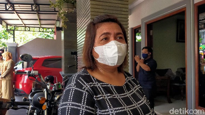 Gubernur Sulsel Nurdin Abdullah saat mengunjungi rumah penumpang Sriwijaya Air SJ182 Ricko di Makassar (Ibnu Munsir/detikcom).
