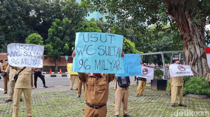 Guru honorer kabupaten Bekasi demo di depan KPK.