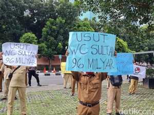 Guru Honorer Bekasi Demo di KPK, Minta Proyek Toilet Rp 196 Juta Diusut