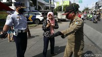 Mereka melakukan penertiban penerapan Prokes pada hari pertama Pembatasan Kegiatan Masyarakat (PPKM) di Jawa-Bali.