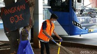 Pelanggar Prokes dihukum membersihkan jalan.