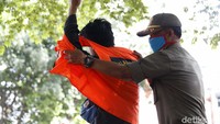 Mereka juga harus memakai rompi bertuliskan pelanggar PPKM.