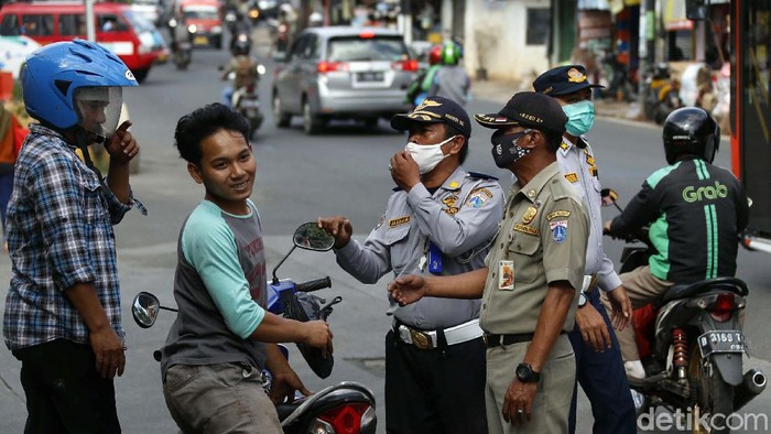 Pelaksanaan Pembatasan Kegiatan Masyarakat (PPKM) di Jawa-Bali, mulai diterapkan pada Senin (11/01/2021). Masih banyak warga yang melanggar Prokes.