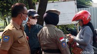 Pengendara dan warga yang tidak menggunakan masker, menjadi sasaran petugas.