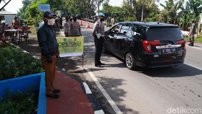 Hari Pertama PPKM di Bandung, Pelanggar Prokes Masih Ada Operasi yustisi dilakukan di hari pertama Pemberlakuan Pembatasan Kegiatan Masyarakat (PPKM) di Kota Bandung. Pelanggar Prokes dihadiahi masker.