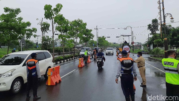 Hari Pertama PPKM di Kawasan Merr Dibubarkan Hujan