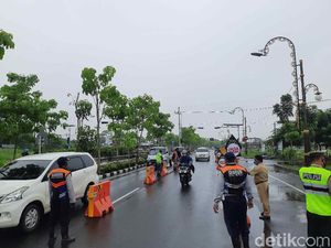 Hari Pertama PPKM di MERR Surabaya Diguyur Hujan, Petugas Bubar