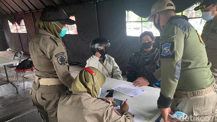 Hari Pertama PPKM di Oso Wilangon Belasan Pengendara Ditilang KTP