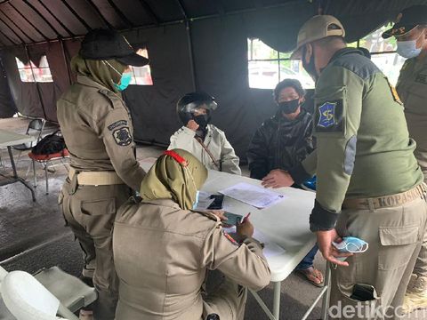 Hari Pertama PPKM di Oso Wilangon Belasan Pengendara Ditilang KTP