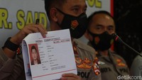 Satu korban pesawat Sriwijaya Air SJ182 yang teridentifikasi bernama Okky Bisma. Jenazah Okky Bisma bisa teridentifikasi dengan cara membandingkan data sidik jari. Hal itu diungkapkan dalam jumpa pers di RS Polri Kramat Jati, Jakarta Timur, Senin (11/1/2021).