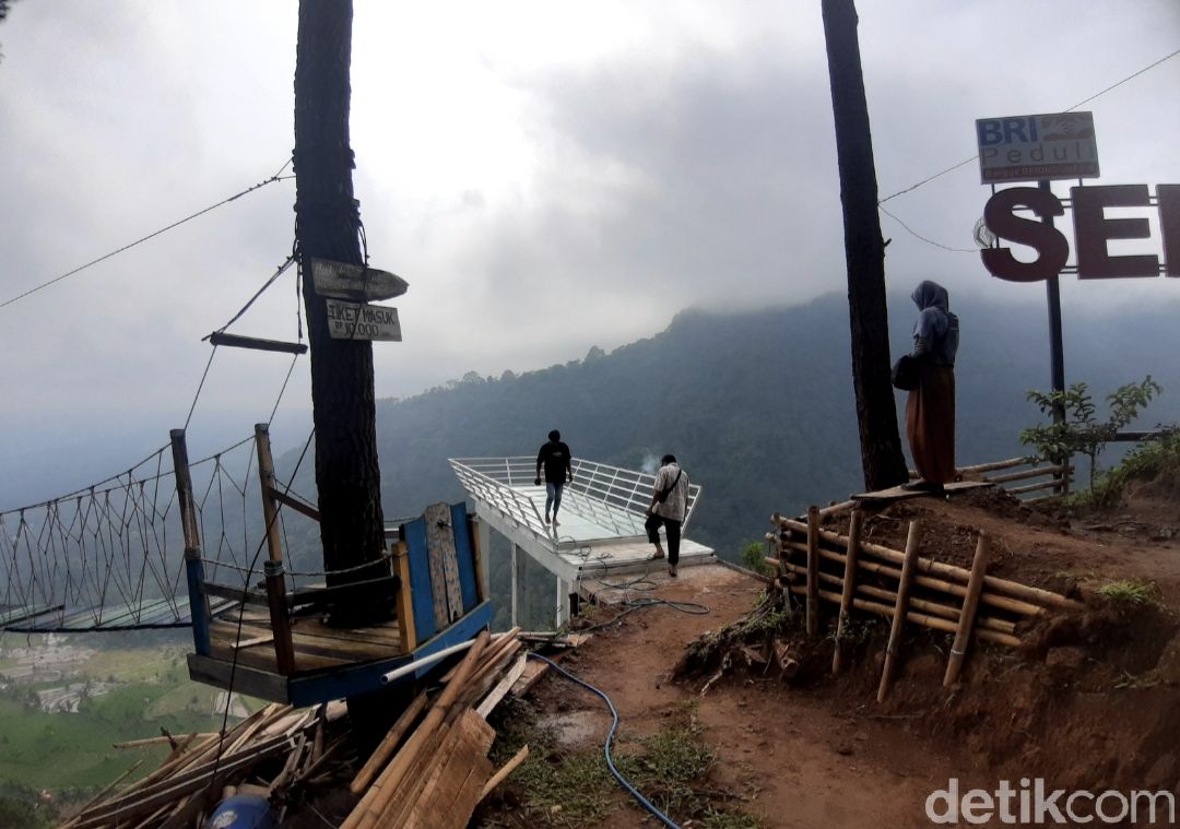 Jembatan kaca di Gumuk Reco
