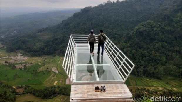 Jembatan kaca di Gumuk Reco