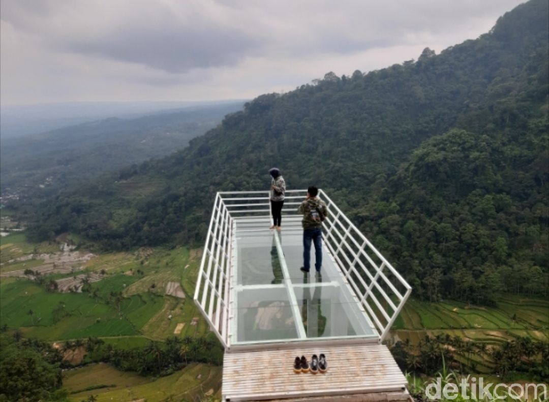 Jembatan kaca di Gumuk Reco