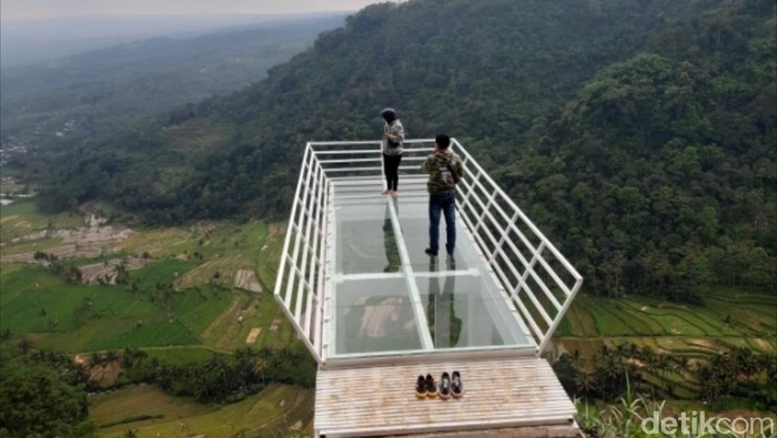 Jembatan kaca di Gumuk Reco
