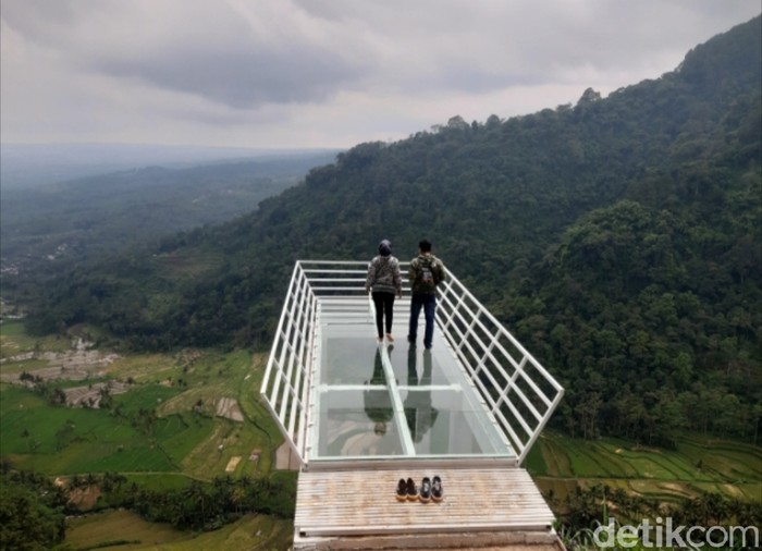 Jembatan kaca di Gumuk Reco