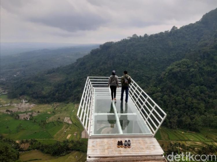 Foto: Jembatan Kaca, Si Obyek Wisata Baru Semarang