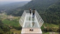 Di sini kamu bisa menikmati keindahan dari ketinggian 800 mdpl.