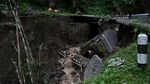 Gegara Curah Hujan Tinggi, Jembatan Ini Roboh