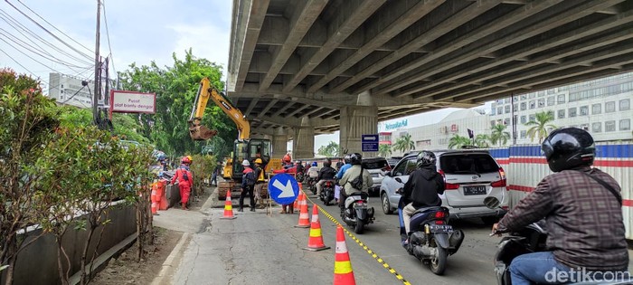 Jl KH Noer Ali seberang Metropolitan Mall Bekasi diperbaiki, lalin ramai lancar. (Taufieq Renaldi Arfiansyah/detikcom)