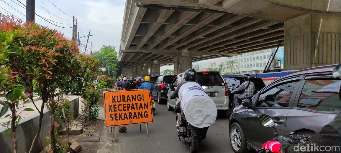 Jl KH Noer Ali seberang Metropolitan Mall Bekasi diperbaiki, lalin ramai lancar. (Taufieq Renaldi Arfiansyah/detikcom)