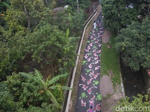 Kampung Lukis di Cianjur Punya Ratusan Koi yang Hiasi Jalan
