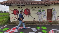 Tak hanya mural, wisatawan yang ke sini juga diimbau untuk menggunakan masker oleh warga.