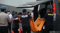 Bagian tubuh dari korban kecelakaan pesawat Sriwijaya Air SJ182 itu langsung dibawa ke RS Polri untuk segera di identifikasi oleh tim forensik.