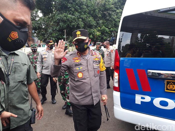 Kapolda Metro Jaya Irjen Fadil Imran mengunjungi Kampung Tangguh di Kebayoran, Jaksel (Azhar/detikcom)