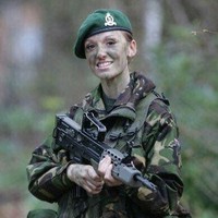 Wanita yang pernah bertugas di Irak itu menjadi tentara sampai 2015. Di sela-sela pekerjaannya yang berisiko itu, Katrina juga berprofesi menjadi model pakaian dalam.  Foto: dok. Instagram