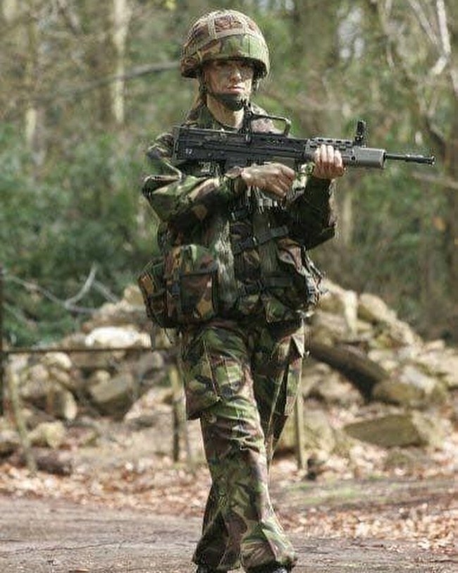 Di 2015, Katrina keluar menjadi prajurit dan memilih berkarier sebagai jasa finansial. Menjadi tentara telah digelutinya sejak remaja. Dia bahkan pernah meninju pemberontak Irak saat menjadi tentara.  Foto: dok. Instagram