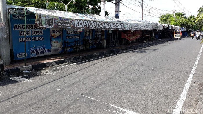 Kawasan angkringan kopi jos, di utara kawasan Stasiun Tugu, Kota Yogyakarta, Senin (11/1/2021).