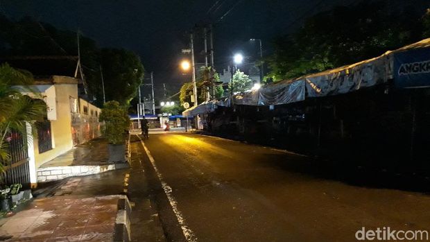 Kawasan angkringan kopi joss, utara Stasiun Tugu, Kota Yogyakarta, di hari pertama pelaksanaan PTKM, Senin (11/1/2021).