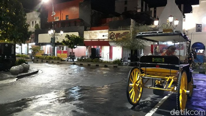 Kawasan Malioboro, Kota Yogyakarta, di hari pertama pelaksanaan pembatasan baru PTKM, Senin (11/1/2021).
