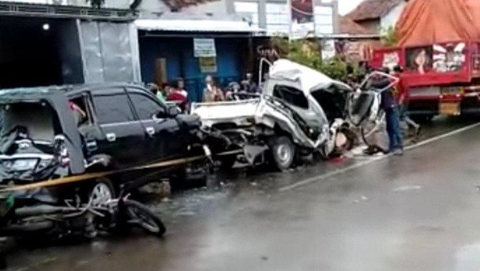 Kecelakaan mengerikan akibat rek blong terjadi di Kudus. Sebuah pick up dan MPV terjepit dua buah truk di sebuah persimpangan jalan.