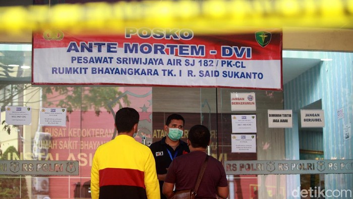 Keluarga Korban Sriwijaya Air SJ182 Terus Berdatangan ke RS Polri Keluarga korban pesawat Sriwijaya Air SJ182 terus berdatangan ke RS Polri. Kedatangan mereka terkait dengan upaya identifikasi para korban Sriwijaya Air SJ182.