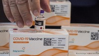 Data laporan itu diketahui merupakan hasil evaluasi dari data keamanan subjek uji klinis yang diamati setelah dua kali kali penyuntikan; data imunogenisitas atau kemampuan vaksin membentuk antibodi; dan data efikasi vaksin atau kemampuan vaksin melindungi orang yang terpapar virus menjadi tidak sakit. ANTARA FOTO/M Agung Rajasa.