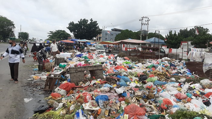 Kondisi tumpukan sampah di Pekanbaru, Senin (11/1/2021)-(Raja Adil Siregar-detikcom)