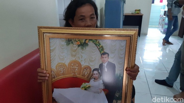 Yayu memperlihatkan foto Aneta Fauzia bersama sang suami.