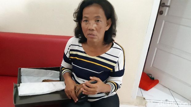 Pembantu rumah tangga memperlihatkan sepatu yang dibeli Arneta Fauzia. Cinderamata itu tertinggal saat Arneta akan berjumpa dengan suaminya di Pontianak.