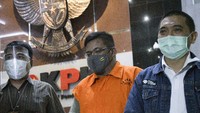 Ferdy Yuman (tengah) berjalan menuju mobil tahanan usai konferensi pers terkait kasus dugaan suap dan gratifikasi perkara di Mahkamah Agung (MA).