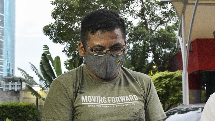 Tersangka Ferdy Yuman (tengah) berjalan menuju mobil tahanan usai konferensi pers terkait kasus dugaan suap dan gratifikasi perkara di Mahkamah Agung (MA) tahun 2011-2016 di gedung KPK, Jakarta, Minggu (10/1/2021). KPK menahan Ferdy Yuman karena diduga melakukan upaya menghalangi penyelidikan dengan membantu persembunyian mantan Sekretaris MA Nurhadi. ANTARA FOTO/ Fakhri Hermansyah/aww.