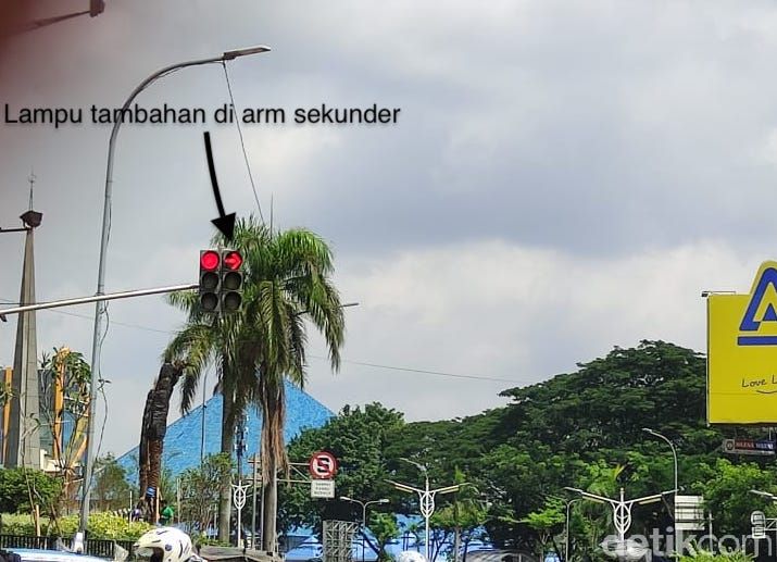 Lampu tambahan di arm sekunder, Jl Metro Pondok Indah arah Jl Margaguna Raya. (Taufieq Renaldi Arfiansyah/detikcom)