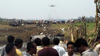 Peristiwa jatuhnya pesawat Mandala Airlines pada tahun 2005 silam pun turut menjadi kecelakaan pesawat terburuk yang pernah terjadi di Indonesia. Pesawat nomor penerbangan RI-091, meledak dan menewaskan 94 penumpang dan 5 awak pesawat. Selain itu 50 warga yang berada di dekat lokasi kejadian turut tewas. Dimas Ardian/Getty Images.