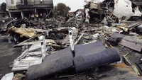 Pesawat jenis Boeing 737-200 buatan tahun 1981 ini meledak tidak lama setelah lepas landas dari Bandara Polonia, Medan, pada pukul 10.06 WIB. Badan pesawat menabrak pagar landasan dan kemudian menghantam kawasan perumahan. KNKT mengambil kesimpulan pesawat Mandala Airlines naas itu lepas landas dengan konfigurasi lepas landas yang salah. Dimas Ardian/Getty Images.